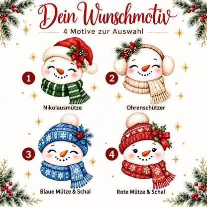 Motivübersicht für die personalisierte Weihnachtstasse mit Namen: Vier lächelnde Schneemänner stehen auf hellem Hintergrund zwischen Tannenzweigen, roten Beeren und goldenen Sternen. Nummer 1 trägt eine Nikolausmütze und grünen Schal, Nummer 2 beige Ohrenschützer und Schal, Nummer 3 eine blaue Mütze mit Schneeflocken und blauen Schal, Nummer 4 eine rote Mütze und roten Schal. Die Grafik „Dein Wunschmotiv – 4 Motive zur Auswahl“ zeigt die Varianten für den individuellen Weihnachtsbecher. Höhe ca. 95 mm.