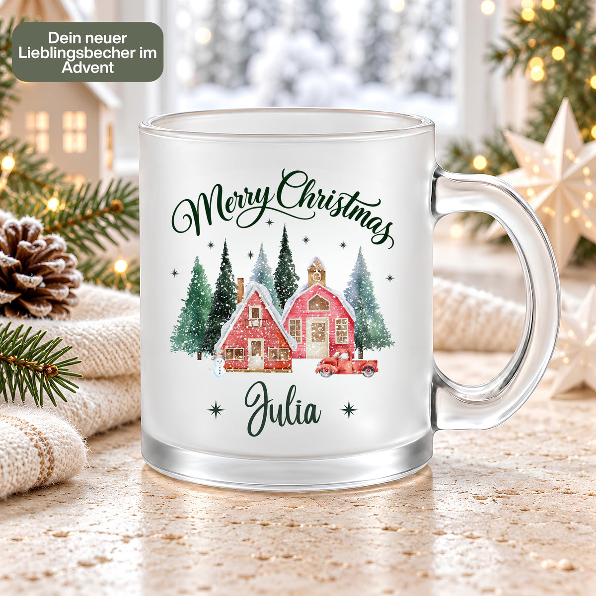 Personalisierte Weihnachtstasse mit Namen Julia und Merry Christmas Schriftzug, aus satiniertem Glas mit winterlichem Weihnachtsdorf in Rot und Grün. Die Tasse mit Wunschname fasst ca. 300 ml und eignet sich für Kaffee, Tee, Kakao oder Glühwein in der Adventszeit. Persönliches Weihnachtsgeschenk für Mama, Papa, Oma, Opa oder die beste Freundin, auch als Nikolausgeschenk oder Wichtelgeschenk. Ein individuell bedruckter Weihnachtsbecher für gemütliche Wintertage und festliche Momente zu Hause. Höhe ca. 95 mm.