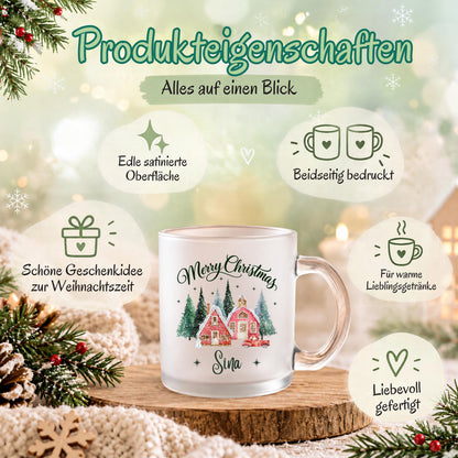 Infografik „Produkteigenschaften – Alles auf einen Blick“ zur personalisierten Winterdorf-Weihnachtstasse. Die satinierte Glastasse mit Namen Sina, rotem Weihnachtsdorf, grünen Tannen und „Merry Christmas“ steht auf einer Holzscheibe. Symbole nennen die edle satinierte Oberfläche, den beidseitigen Druck, die Geschenkidee zur Weihnachtszeit, warme Lieblingsgetränke und die liebevolle Fertigung. Tannengrün, Zapfen, weißer Strickstoff und warme Lichter rahmen die Glastasse mit Glashenkel auf hellem Grün.