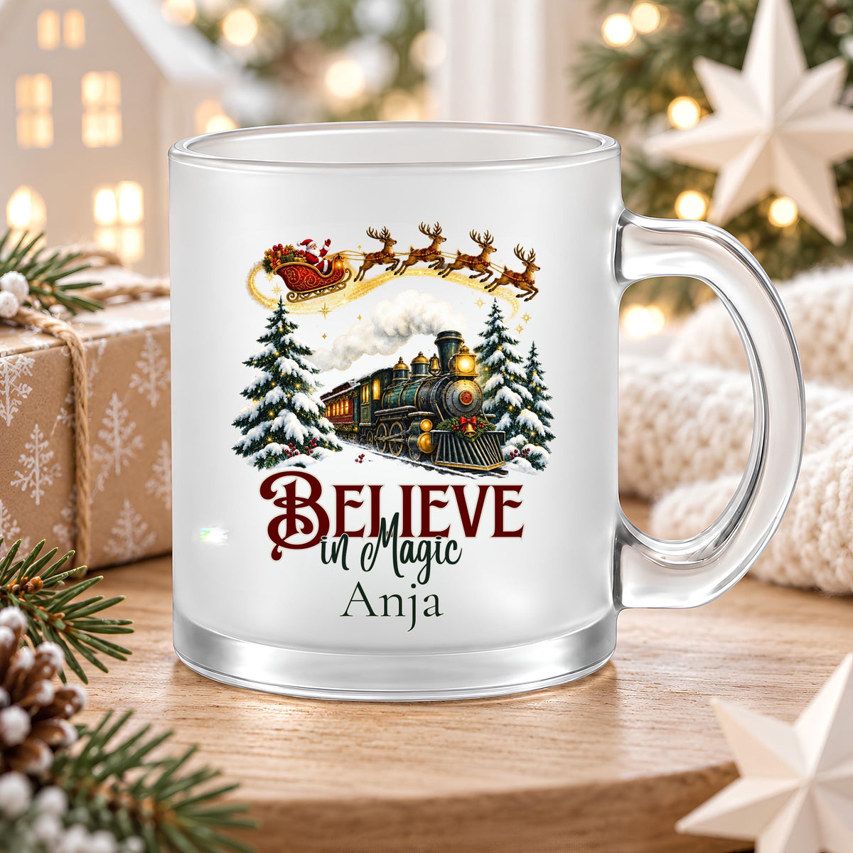 Personalisierte Weihnachtstasse mit Namen Anja, Believe in Magic Schriftzug, Weihnachtsbahn und Weihnachtsmann im Rentierschlitten. Die Kaffeetasse aus satiniertem Glas fasst ca. 300 ml und wird beidseitig mit dem Wunschnamen bedruckt. Weihnachtsbecher für Kaffee, Tee, Kakao oder Glühwein in der Adventszeit. Ein persönliches Weihnachtsgeschenk für Mama, Oma, Schwester oder Freundin, ebenso als Nikolausgeschenk und Wichtelgeschenk für Menschen, die Weihnachtsmotive und Wintertassen lieben.