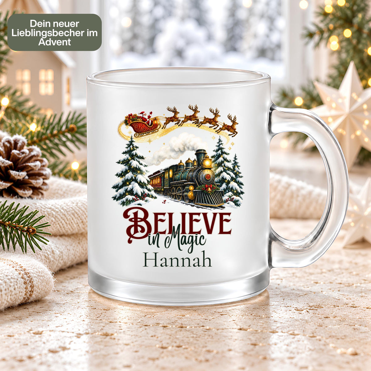 Personalisierte Weihnachtstasse mit Namen Hannah und Believe in Magic Schriftzug. Die satinierte Glastasse zeigt eine Weihnachtsbahn sowie den Weihnachtsmann im Rentierschlitten. Tasse mit Wunschname, ca. 300 ml, beidseitig bedruckt und geeignet für Kaffee, Tee, Kakao oder Glühwein. Ein persönliches Weihnachtsgeschenk für Mama, Papa, Oma, Opa oder die beste Freundin, auch als Nikolausgeschenk und Wichtelgeschenk. Individueller Weihnachtsbecher für die Adventszeit und gemütliche Wintermomente.