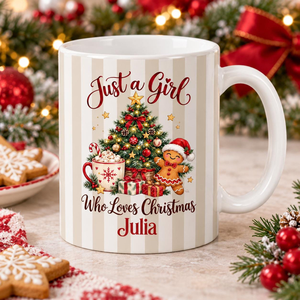 Personalisierte Weihnachtstasse mit Namen Julia und beigen Streifen. Keramiktasse mit dem Spruch Just a Girl Who Loves Christmas, Weihnachtsbaum und Lebkuchenfigur. Der Weihnachtsbecher mit Wunschname fasst ca. 330 ml und ist rundherum bedruckt. Kaffeetasse für Kaffee, Tee, Kakao oder Glühwein in der Adventszeit. Weihnachtsgeschenk für Frauen, beste Freundin, Mama, Schwester oder Kollegin. Individuelle Tasse als Nikolausgeschenk, Wichtelgeschenk und Geschenkidee für gemütliche Wintermomente.