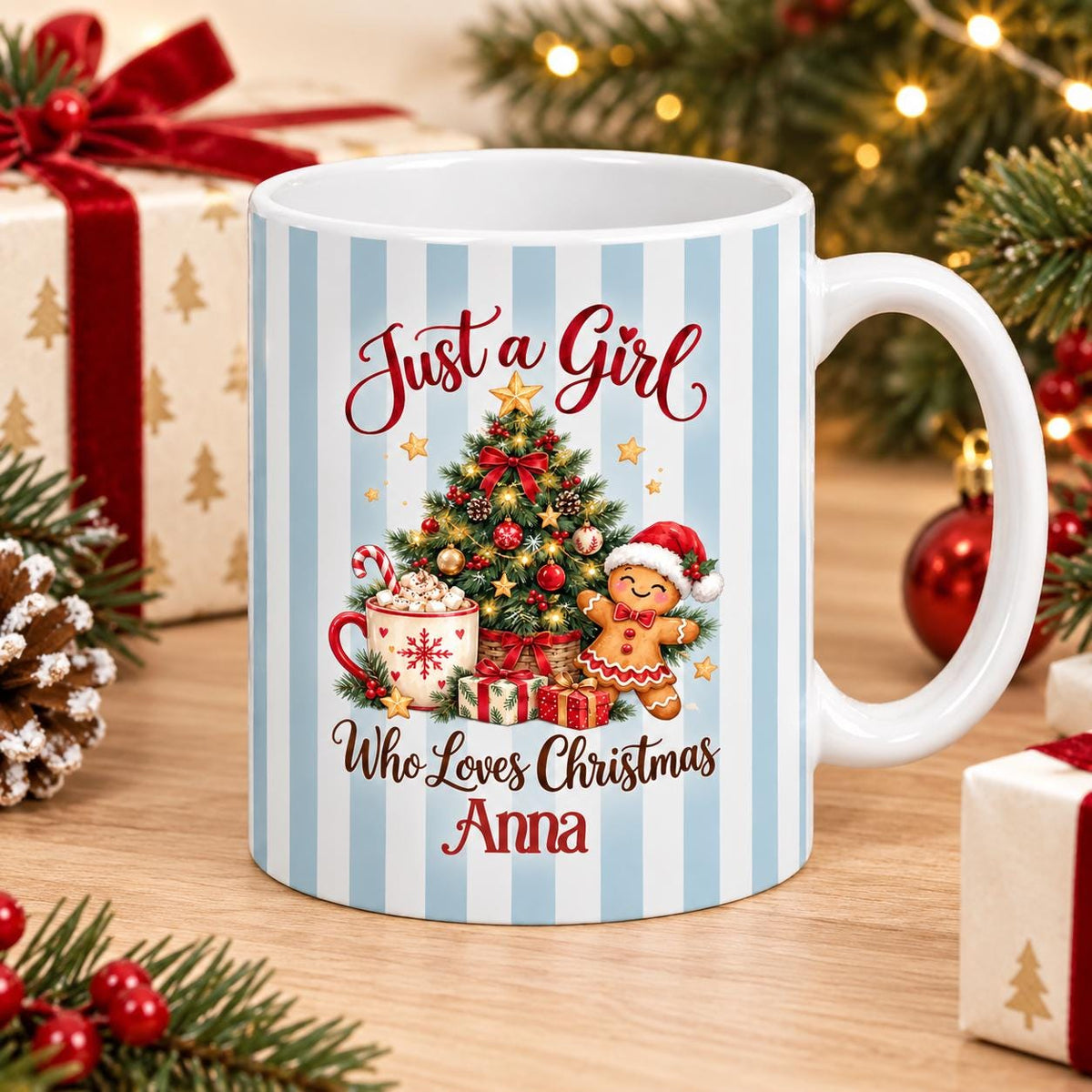 Personalisierte Weihnachtstasse mit Namen Anna und hellblauen Streifen. Die weiße Keramiktasse trägt Just a Girl Who Loves Christmas, Weihnachtsbaum und Lebkuchenfigur. Weihnachtsbecher mit Wunschname, rundherum bedruckt, mit ca. 330 ml für Kaffee, Tee, Kakao oder Glühwein. Weihnachtsgeschenk für Frauen, die beste Freundin, Mama, Schwester oder Kollegin. Individuelle Kaffeetasse als Nikolausgeschenk und Wichtelgeschenk für Weihnachtsfans, die Adventszeit und gemütliche Momente zu Weihnachten.