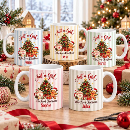 Personalisierte Weihnachtstassen mit Namen in fünf Streifenfarben: Hellblau, Pastellgelb, Mintgrün, Rosa und Beige. Keramiktassen mit dem Spruch Just a Girl Who Loves Christmas, Weihnachtsbaum und Lebkuchenfigur. Die Tasse mit Wunschname fasst ca. 330 ml für Kaffee, Tee, Kakao oder Glühwein. Weihnachtsgeschenk für Frauen, die beste Freundin, Mama, Schwester oder Kollegin. Individuelle Weihnachtsbecher als Nikolausgeschenk und Wichtelgeschenk für Weihnachtsfans und gemütliche Adventsmomente.