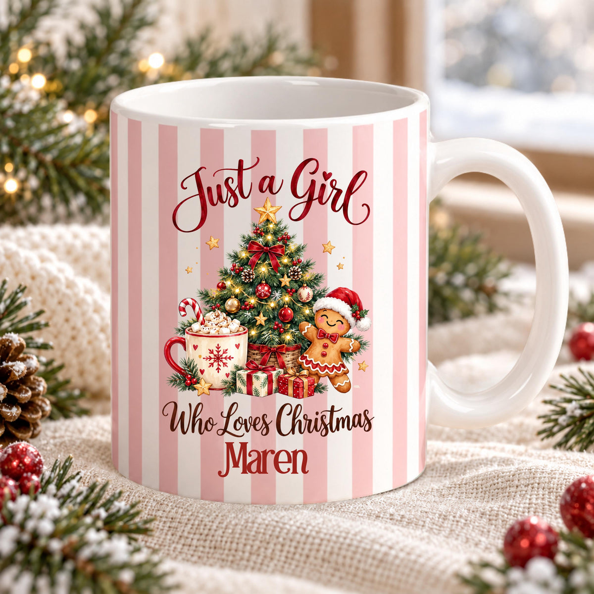 Personalisierte Weihnachtstasse mit Namen Maren und rosa Streifen. Die Keramiktasse zeigt Just a Girl Who Loves Christmas, einen Weihnachtsbaum und eine Lebkuchenfigur. Rundherum bedruckter Weihnachtsbecher mit Wunschname, ca. 330 ml Fassungsvermögen und weißem Henkel. Für Kaffee, Tee, Kakao oder Glühwein. Weihnachtsgeschenk für Frauen, die beste Freundin, Mama, Schwester oder Kollegin. Individuelle Kaffeetasse als Nikolausgeschenk, Wichtelgeschenk und Geschenkidee für Weihnachtsliebhaberinnen.