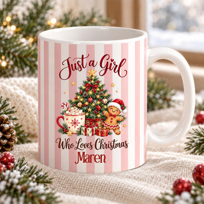 Personalisierte Weihnachtstasse mit Namen Maren und rosa Streifen. Die Keramiktasse zeigt Just a Girl Who Loves Christmas, einen Weihnachtsbaum und eine Lebkuchenfigur. Rundherum bedruckter Weihnachtsbecher mit Wunschname, ca. 330 ml Fassungsvermögen und weißem Henkel. Für Kaffee, Tee, Kakao oder Glühwein. Weihnachtsgeschenk für Frauen, die beste Freundin, Mama, Schwester oder Kollegin. Individuelle Kaffeetasse als Nikolausgeschenk, Wichtelgeschenk und Geschenkidee für Weihnachtsliebhaberinnen.
