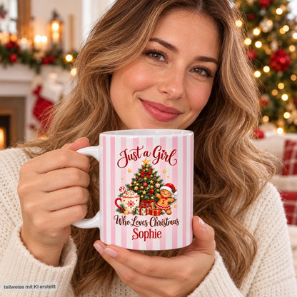 Eine Frau hält die personalisierte Weihnachtstasse mit Namen Sophie und rosa Streifen. Keramiktasse mit Just a Girl Who Loves Christmas, Weihnachtsbaum und Lebkuchenfigur. Der Weihnachtsbecher mit Wunschname bietet ca. 330 ml für Kaffee, Tee, Kakao oder Glühwein. Weihnachtsgeschenk für Frauen, die beste Freundin, Schwester, Mama oder Kollegin. Eine individuell bedruckte Kaffeetasse als Nikolausgeschenk und Wichtelgeschenk für Weihnachtsfans, gemütliche Wintertage und Kaffeepausen im Advent.