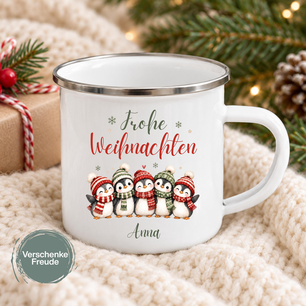 Personalisierte Weihnachtstasse für Kinder aus weißer Emaille mit silberfarbenem Rand und weißem Henkel. Die Kindertasse wird mit Wunschname und ausgewähltem Weihnachtsmotiv bedruckt. Persönlicher Kinderbecher als Weihnachtsgeschenk oder Nikolausgeschenk für Kinder, Enkelkinder und Patenkinder. Zur Auswahl stehen Weihnachtszug, Pinguine, Rentier-Weihnachtspost und Fuchs-Schneekugel. Geliefert wird eine Tasse im gewählten Design. Pinguingruppe unter dem Weihnachtsgruß „Frohe Weihnachten“.