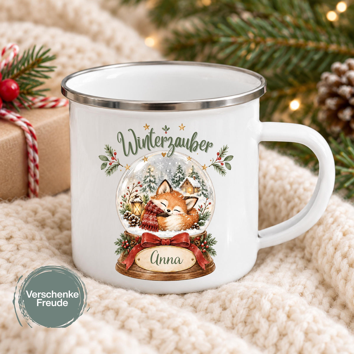Personalisierte Weihnachtstasse für Kinder aus weißer Emaille mit silberfarbenem Rand und weißem Henkel. Die Kindertasse wird mit Wunschname und ausgewähltem Weihnachtsmotiv bedruckt. Persönlicher Kinderbecher als Weihnachtsgeschenk oder Nikolausgeschenk für Kinder, Enkelkinder und Patenkinder. Zur Auswahl stehen Weihnachtszug, Pinguine, Rentier-Weihnachtspost und Fuchs-Schneekugel. Geliefert wird eine Tasse im gewählten Design. Schlafender Fuchs in einer Schneekugel unter „Winterzauber“.