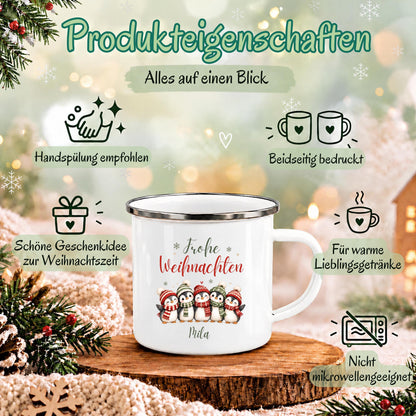 Personalisierte Weihnachtstasse für Kinder aus weißer Emaille mit silberfarbenem Rand und weißem Henkel. Die Kindertasse wird mit Wunschname und ausgewähltem Weihnachtsmotiv bedruckt. Persönlicher Kinderbecher als Weihnachtsgeschenk oder Nikolausgeschenk für Kinder, Enkelkinder und Patenkinder. Zur Auswahl stehen Weihnachtszug, Pinguine, Rentier-Weihnachtspost und Fuchs-Schneekugel. Geliefert wird eine Tasse im gewählten Design. Infografik zu den Produkteigenschaften der Tasse.