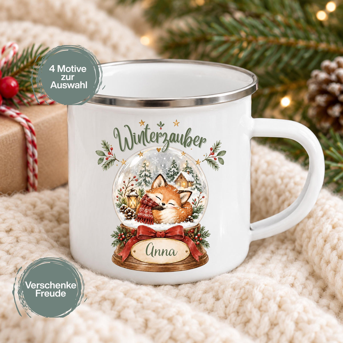Personalisierte Weihnachtstasse für Kinder aus weißer Emaille mit silberfarbenem Rand und weißem Henkel. Die Kindertasse wird mit Wunschname und ausgewähltem Weihnachtsmotiv bedruckt. Persönlicher Kinderbecher als Weihnachtsgeschenk oder Nikolausgeschenk für Kinder, Enkelkinder und Patenkinder. Zur Auswahl stehen Weihnachtszug, Pinguine, Rentier-Weihnachtspost und Fuchs-Schneekugel. Geliefert wird eine Tasse im gewählten Design. Frontansicht des Fuchsmotivs mit dem Schriftzug „Winterzauber“.