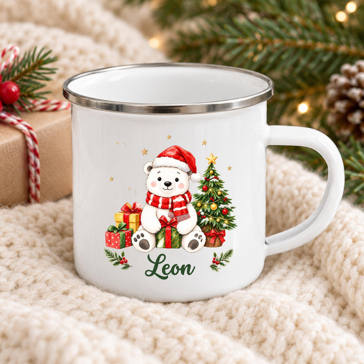 Personalisierte Weihnachtstasse für Kinder aus weißer Emaille mit silberfarbenem Rand und weißem Henkel. Die Kindertasse wird mit Wunschname und ausgewähltem Weihnachtsmotiv bedruckt. Ein persönlicher Kinderbecher als Weihnachtsgeschenk oder Nikolausgeschenk für Kinder, Enkelkinder und Patenkinder. Zur Auswahl stehen Hase, Pinguin, Eisbär, Bär, Rentiere und Igel. Geliefert wird eine Tasse im gewählten Design. Eisbär mit roter Weihnachtsmütze, Schal, Geschenken und Tannenbaum.