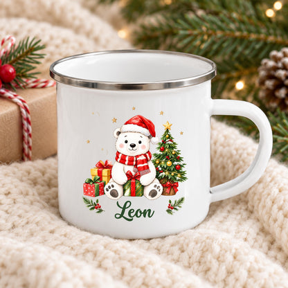 Personalisierte Weihnachtstasse für Kinder aus weißer Emaille mit silberfarbenem Rand und weißem Henkel. Die Kindertasse wird mit Wunschname und ausgewähltem Weihnachtsmotiv bedruckt. Ein persönlicher Kinderbecher als Weihnachtsgeschenk oder Nikolausgeschenk für Kinder, Enkelkinder und Patenkinder. Zur Auswahl stehen Hase, Pinguin, Eisbär, Bär, Rentiere und Igel. Geliefert wird eine Tasse im gewählten Design. Eisbär mit roter Weihnachtsmütze, Schal, Geschenken und Tannenbaum.