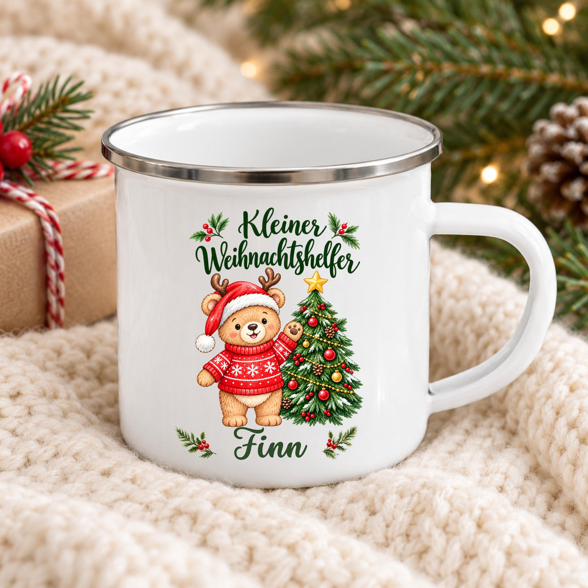 Personalisierte Weihnachtstasse für Kinder aus weißer Emaille mit silberfarbenem Rand und weißem Henkel. Die Kindertasse wird mit Wunschname und ausgewähltem Weihnachtsmotiv bedruckt. Ein persönlicher Kinderbecher als Weihnachtsgeschenk oder Nikolausgeschenk für Kinder, Enkelkinder und Patenkinder. Zur Auswahl stehen Hase, Pinguin, Eisbär, Bär, Rentiere und Igel. Geliefert wird eine Tasse im gewählten Design. Bär im Weihnachtspullover mit dem Gruß „Kleiner Weihnachtshelfer“.