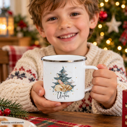 Personalisierte Weihnachtstasse für Kinder aus weißer Emaille mit silberfarbenem Rand und weißem Henkel. Das Hasenmotiv zeigt zwei braune Hasen unter einem geschmückten Weihnachtsbaum. Unter der winterlichen Illustration steht ein Beispielname; die Kindertasse wird mit Wunschname bedruckt. Persönlicher Weihnachtsbecher für kleine Hasenfans und eine Geschenkidee zu Weihnachten oder Nikolaus für Kinder, Enkelkinder und Patenkinder. Ein Junge zeigt die Tasse mit Namensdruck.