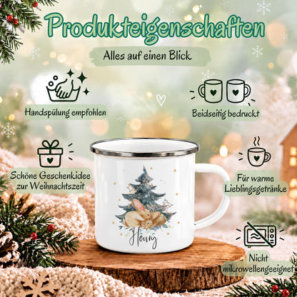 Personalisierte Weihnachtstasse für Kinder aus weißer Emaille mit silberfarbenem Rand und weißem Henkel. Das Hasenmotiv zeigt zwei braune Hasen unter einem geschmückten Weihnachtsbaum. Unter der winterlichen Illustration steht ein Beispielname; die Kindertasse wird mit Wunschname bedruckt. Persönlicher Weihnachtsbecher für kleine Hasenfans und eine Geschenkidee zu Weihnachten oder Nikolaus für Kinder, Enkelkinder und Patenkinder. Infografik zu den Produkteigenschaften.