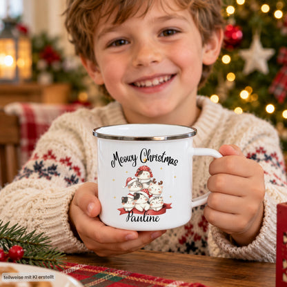 Personalisierte Weihnachtstasse für Kinder aus weißer Emaille mit silberfarbenem Rand und weißem Henkel. Sechs Katzen mit verschiedenen Fellfarben und Weihnachtsaccessoires bilden das Motiv unter dem Schriftzug „Meowy Christmas“. Darunter steht ein Beispielname; die Kindertasse wird mit Wunschname bedruckt. Persönlicher Weihnachtsbecher für Katzenfans und eine Geschenkidee zu Weihnachten oder Nikolaus für Kinder, Enkelkinder und Patenkinder. Ein Junge zeigt die Tasse mit Namensdruck.