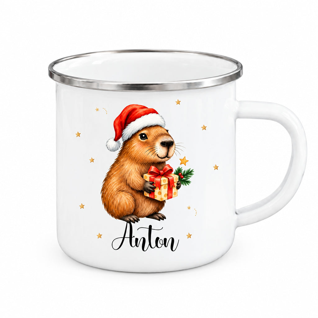 Personalisierte Weihnachtstasse für Kinder aus weißer Emaille mit silberfarbenem Rand und weißem Henkel. Das Weihnachtsmotiv zeigt ein Capybara mit roter Weihnachtsmütze und einem Geschenk mit roter Schleife. Unter dem Tiermotiv steht ein Beispielname; die Kindertasse wird mit Wunschname bedruckt. Persönlicher Weihnachtsbecher für Capybara-Fans und eine Geschenkidee zu Weihnachten oder Nikolaus für Kinder, Enkelkinder und Patenkinder. Nahansicht von Capybara und Namensdruck.