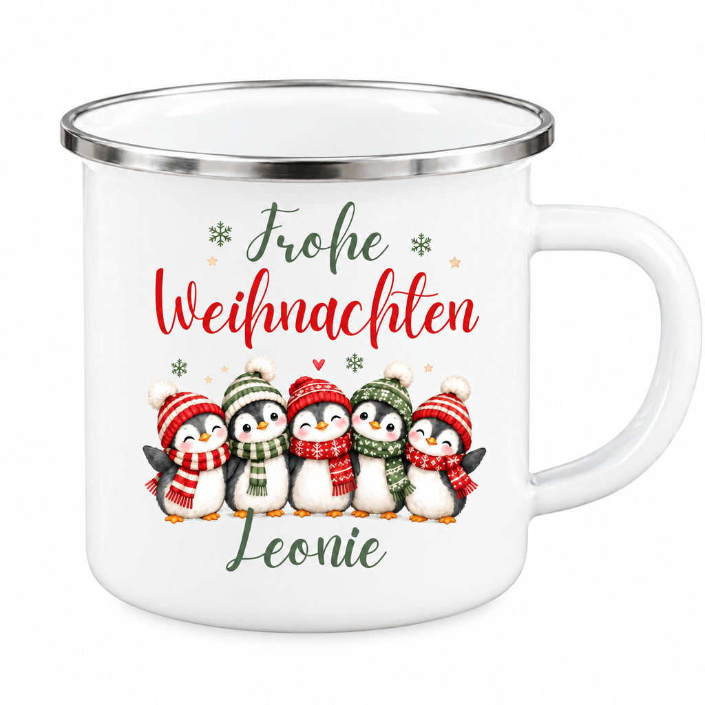 Personalisierte Weihnachtstasse für Kinder aus weißer Emaille mit silberfarbenem Rand und weißem Henkel. Fünf Pinguine mit roten und grünen Wintermützen und Schals stehen unter dem Schriftzug „Frohe Weihnachten“. Unter dem Pinguinmotiv steht der Beispielname Anna; bestellt wird die Kindertasse mit Wunschname. Ein persönlicher Weihnachtsbecher für Pinguinfans und eine Geschenkidee zu Weihnachten oder Nikolaus für Kinder, Enkelkinder und Patenkinder. Nahansicht von Weihnachtsmotiv und Namensdruck.