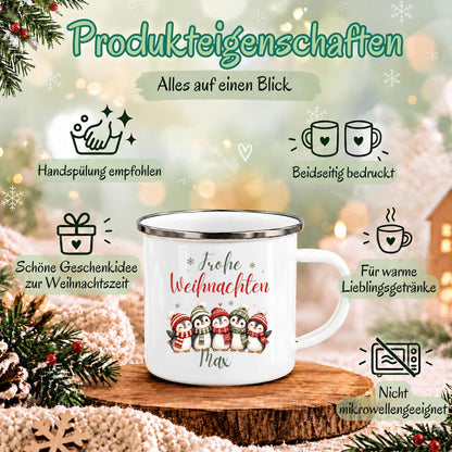 Personalisierte Weihnachtstasse für Kinder aus weißer Emaille mit silberfarbenem Rand und weißem Henkel. Fünf Pinguine mit roten und grünen Wintermützen und Schals stehen unter dem Schriftzug „Frohe Weihnachten“. Unter dem Pinguinmotiv steht der Beispielname Anna; bestellt wird die Kindertasse mit Wunschname. Ein persönlicher Weihnachtsbecher für Pinguinfans und eine Geschenkidee zu Weihnachten oder Nikolaus für Kinder, Enkelkinder und Patenkinder. Übersicht der Produkteigenschaften der Tasse.