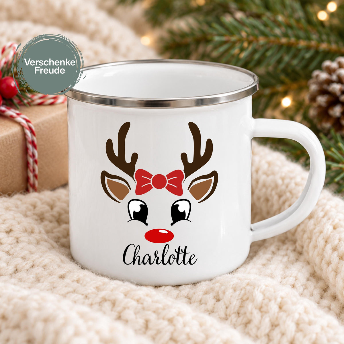 Weiße Weihnachtstasse mit Namen Charlotte und Rentier mit Schleife in weihnachtlicher Umgebung. Weihnachtstasse mit Namen für Familien, Emaille-Tasse personalisiert mit Wunschname. Als Tasse für Mama und Papa, Kindertasse mit Namen oder Kinderbecher mit Namen. Persönlicher Weihnachtsbecher für die Adventszeit, Nikolaus-Tasse und Weihnachtsgeschenk für Kinder, Oma und Opa. Eine Geschenkidee für personalisierte Geschenke und kleine Weihnachtsgeschenke zu Weihnachten. Individuell mit Wunschname.