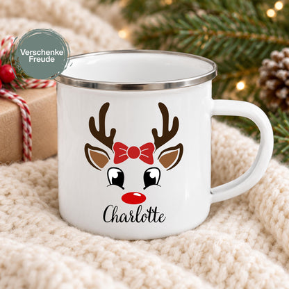 Weiße Weihnachtstasse mit Namen Charlotte und Rentier mit Schleife in weihnachtlicher Umgebung. Weihnachtstasse mit Namen für Familien, Emaille-Tasse personalisiert mit Wunschname. Als Tasse für Mama und Papa, Kindertasse mit Namen oder Kinderbecher mit Namen. Persönlicher Weihnachtsbecher für die Adventszeit, Nikolaus-Tasse und Weihnachtsgeschenk für Kinder, Oma und Opa. Eine Geschenkidee für personalisierte Geschenke und kleine Weihnachtsgeschenke zu Weihnachten. Individuell mit Wunschname.
