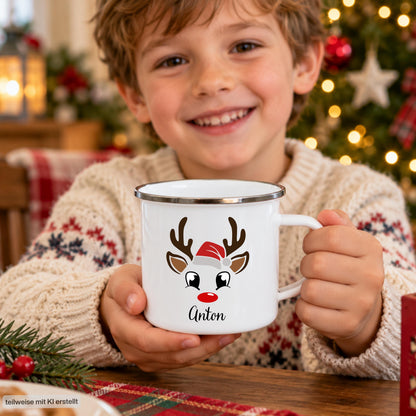 Junge hält einen Kinderbecher mit Namen und Rentiermotiv in weihnachtlicher Umgebung. Weihnachtstasse mit Namen für Familien, Emaille-Tasse personalisiert mit Wunschname. Als Tasse für Mama und Papa, Kindertasse mit Namen oder Kinderbecher mit Namen. Persönlicher Weihnachtsbecher für die Adventszeit, Nikolaus-Tasse und Weihnachtsgeschenk für Kinder, Oma und Opa. Eine Geschenkidee für personalisierte Geschenke und kleine Weihnachtsgeschenke zu Weihnachten. Individuell mit Wunschname.