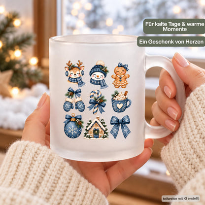 Diese Weihnachtstasse mit Weihnachtsmotiven ist die ideale Kaffeetasse Weihnachten für die Adventszeit. Als Weihnachtsbecher aus satiniertem Glas, beidseitig bedruckt mit 300 ml Fassungsvermögen, eignet sich diese Winter Tasse perfekt als Weihnachtsgeschenk oder Wichtelgeschenk. Ob als Nikolaus Tasse, Mitbringsel oder Teil eines Weihnachtstassen Sets fürs ganze Team – eine schöne Geschenkidee für Kaffee, Tee, Kakao oder Glühwein. Glühweintasse, Weihnachtstasse, Weihnachtsbecher