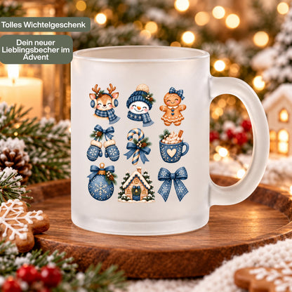 Diese Weihnachtstasse mit Weihnachtsmotiven ist die ideale Kaffeetasse Weihnachten für die Adventszeit. Als Weihnachtsbecher aus satiniertem Glas, beidseitig bedruckt mit 300 ml Fassungsvermögen, eignet sich diese Winter Tasse perfekt als Weihnachtsgeschenk oder Wichtelgeschenk. Ob als Nikolaus Tasse, Mitbringsel oder Teil eines Weihnachtstassen Sets fürs ganze Team – eine schöne Geschenkidee für Kaffee, Tee, Kakao oder Glühwein. Glühweintasse, Weihnachtstasse, Weihnachtsbecher