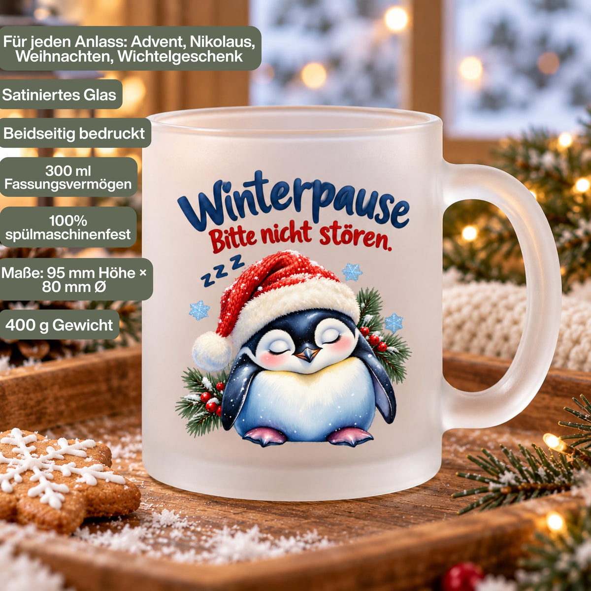 Diese Tasse Weihnachten zeigt einen schlafenden Pinguin mit Nikolausmütze und den Spruch 'Winterpause: Bitte nicht stören', umgeben von Tannenzweigen und Schneeflocken. Als Weihnachtsbecher aus satiniertem Glas mit 300 ml Fassungsvermögen eignet sie sich perfekt als Weihnachtsgeschenk, Wichtelgeschenk oder Nikolaus Tasse. Eine humorvolle Kaffeetasse Weihnachten für Kaffee, Tee, Kakao und Glühwein, ideal als Winter Tasse für alle, die den Winter am liebsten verschlafen würden.