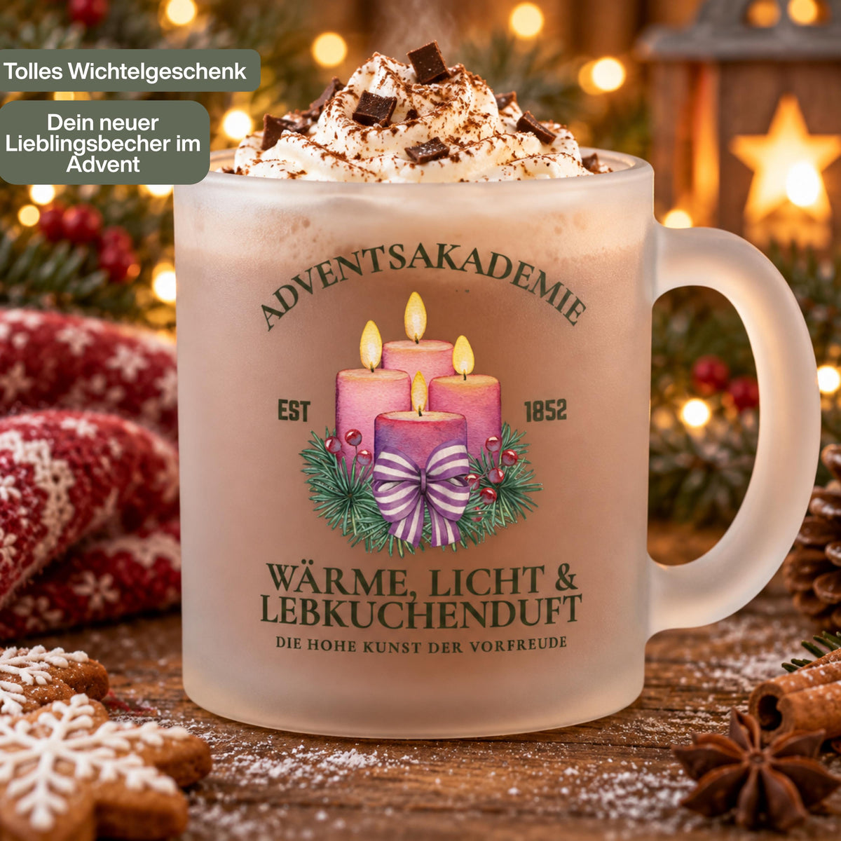 Adventsakademie-Glastasse mit Kakao und Sahne als Beispiel für die Verwendung in der Weihnachtszeit. Vier rosa Adventskerzen, Tannengrün und eine gestreifte Schleife bilden das Motiv mit „Wärme, Licht & Lebkuchenduft“. Die satinierte Glastasse mit Henkel ist beidseitig bedruckt und fasst ca. 300 ml. Dieser Weihnachtsbecher eignet sich auch für Kaffee, Tee oder Glühwein. Eine Geschenkidee für Advent, Nikolaus und Weihnachten, als Wichtelgeschenk für Freundin, Kollegin oder Familie.