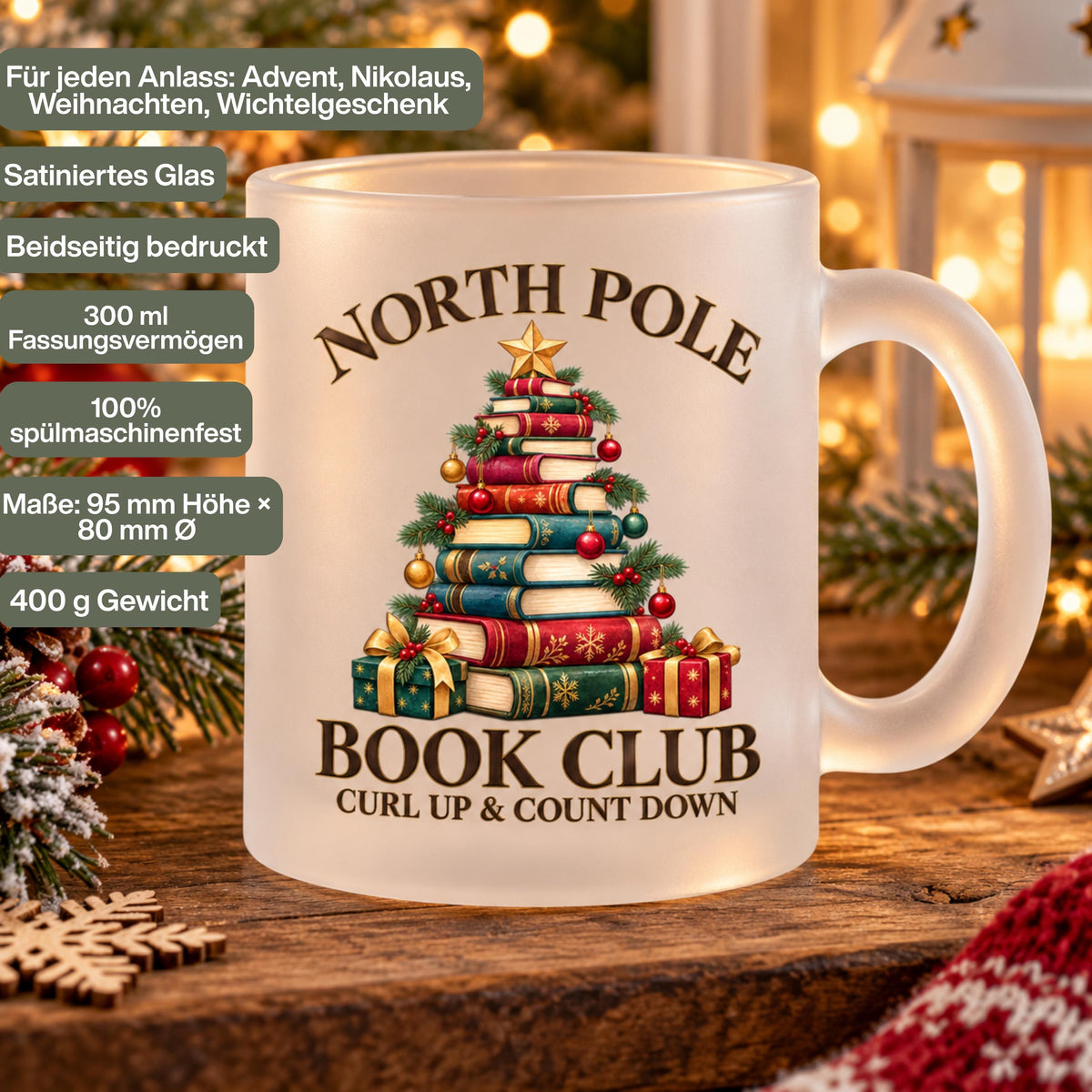 Diese Weihnachtstasse zeigt einen Weihnachtsbaum aus gestapelten Büchern mit dem Schriftzug 'North Pole Book Club – Curl Up & Count Down' im Vintage-Gold-Rot-Grün-Design. Als Weihnachtsbecher aus satiniertem Glas mit 300 ml Fassungsvermögen eignet sie sich perfekt als Weihnachtsgeschenk, Wichtelgeschenk oder Nikolaus Tasse für Bücherfans. Eine liebevolle Kaffeetasse Weihnachten für Kaffee, Tee, Kakao und Glühwein, ideal als Winter Tasse für gemütliche Lesestunden