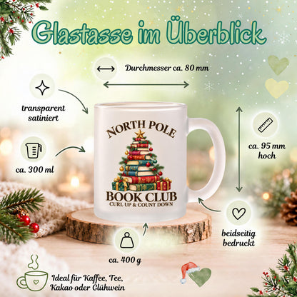 Diese Weihnachtstasse zeigt einen Weihnachtsbaum aus gestapelten Büchern mit dem Schriftzug 'North Pole Book Club – Curl Up & Count Down' im Vintage-Gold-Rot-Grün-Design. Als Weihnachtsbecher aus satiniertem Glas mit 300 ml Fassungsvermögen eignet sie sich perfekt als Weihnachtsgeschenk, Wichtelgeschenk oder Nikolaus Tasse für Bücherfans. Eine liebevolle Kaffeetasse Weihnachten für Kaffee, Tee, Kakao und Glühwein, ideal als Winter Tasse für gemütliche Lesestunden