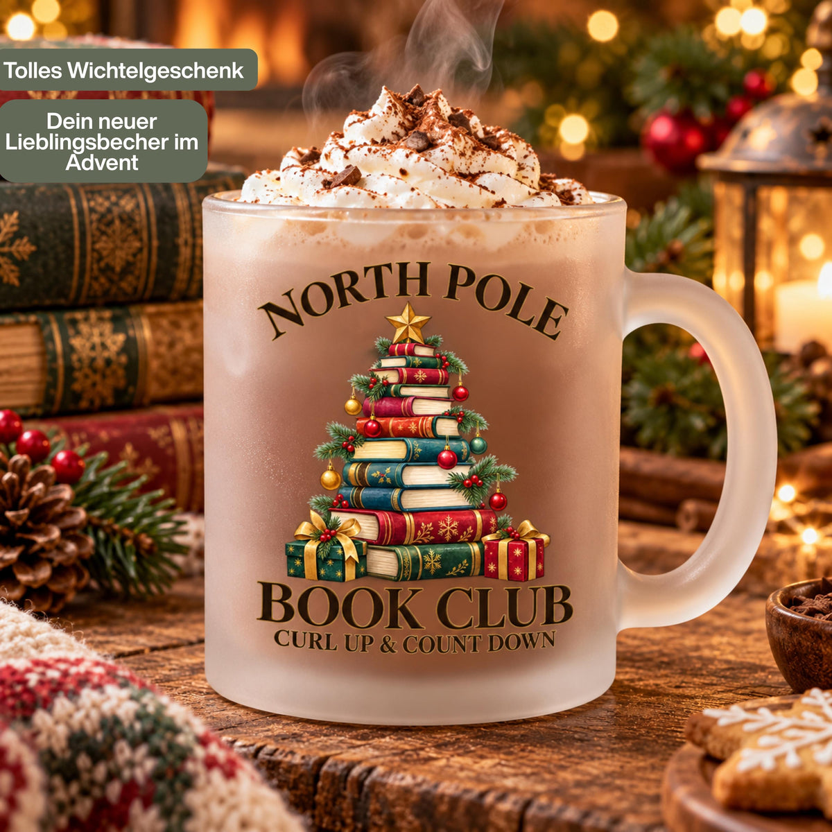Diese Weihnachtstasse zeigt einen Weihnachtsbaum aus gestapelten Büchern mit dem Schriftzug 'North Pole Book Club – Curl Up & Count Down' im Vintage-Gold-Rot-Grün-Design. Als Weihnachtsbecher aus satiniertem Glas mit 300 ml Fassungsvermögen eignet sie sich perfekt als Weihnachtsgeschenk, Wichtelgeschenk oder Nikolaus Tasse für Bücherfans. Eine liebevolle Kaffeetasse Weihnachten für Kaffee, Tee, Kakao und Glühwein, ideal als Winter Tasse für gemütliche Lesestunden