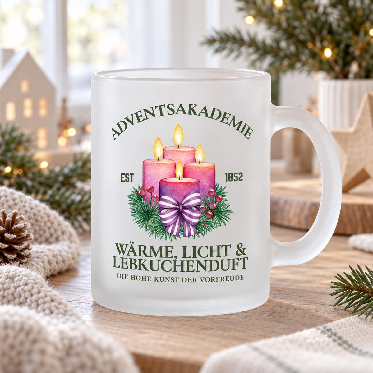 Weihnachtstasse aus satiniertem Glas mit vier rosa Adventskerzen, Tannengrün und gestreifter Schleife. Das Motiv trägt „Adventsakademie“, „EST 1852“ sowie „Wärme, Licht & Lebkuchenduft – Die hohe Kunst der Vorfreude“. Der Weihnachtsbecher mit Henkel fasst ca. 300 ml und ist beidseitig bedruckt. Eine Geschenkidee für Advent, Nikolaus und Weihnachten, als Wichtelgeschenk für Freundin, Kollegin oder Familie. Die transparente Glastasse eignet sich für Kaffee, Tee, Kakao und Glühwein.