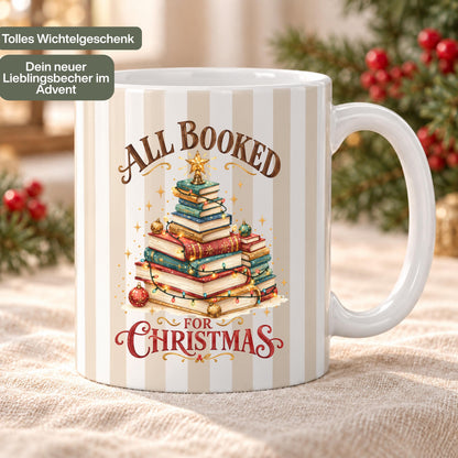 Diese Kaffeetasse Weihnachten zeigt einen Weihnachtsbaum aus gestapelten Büchern im Streifen-Design, erhältlich in Beige, Blau und Grün. Als Weihnachtsbecher aus Keramik mit 330 ml Fassungsvermögen ist diese Weihnachtstasse eine tolle Geschenkidee für Bücherfans, ob als Wichtelgeschenk, Nikolaus Tasse oder Weihnachtsgeschenk. Diese Tasse mit Weihnachtsmotiv eignet sich als Winter Tasse für Kaffee, Tee, Kakao und Glühwein und für gemütliche Lesestunden in der Adventszeit.