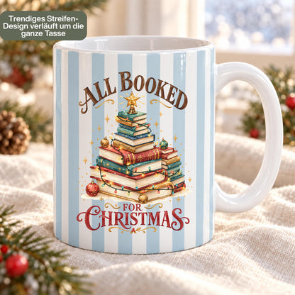 Diese Kaffeetasse Weihnachten zeigt einen Weihnachtsbaum aus gestapelten Büchern im Streifen-Design, erhältlich in Beige, Blau und Grün. Als Weihnachtsbecher aus Keramik mit 330 ml Fassungsvermögen ist diese Weihnachtstasse eine tolle Geschenkidee für Bücherfans, ob als Wichtelgeschenk, Nikolaus Tasse oder Weihnachtsgeschenk. Diese Tasse mit Weihnachtsmotiv eignet sich als Winter Tasse für Kaffee, Tee, Kakao und Glühwein und für gemütliche Lesestunden in der Adventszeit.