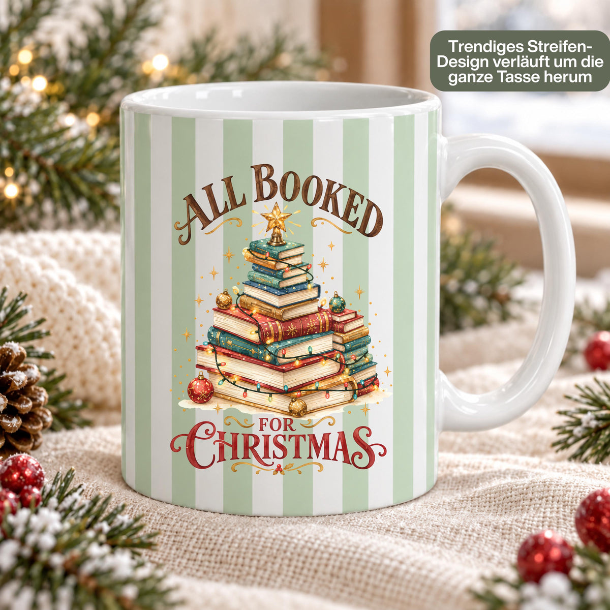 Diese Kaffeetasse Weihnachten zeigt einen Weihnachtsbaum aus gestapelten Büchern im Streifen-Design, erhältlich in Beige, Blau und Grün. Als Weihnachtsbecher aus Keramik mit 330 ml Fassungsvermögen ist diese Weihnachtstasse eine tolle Geschenkidee für Bücherfans, ob als Wichtelgeschenk, Nikolaus Tasse oder Weihnachtsgeschenk. Diese Tasse mit Weihnachtsmotiv eignet sich als Winter Tasse für Kaffee, Tee, Kakao und Glühwein und für gemütliche Lesestunden in der Adventszeit.