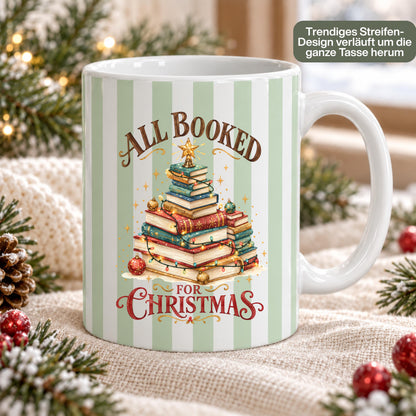 Diese Kaffeetasse Weihnachten zeigt einen Weihnachtsbaum aus gestapelten Büchern im Streifen-Design, erhältlich in Beige, Blau und Grün. Als Weihnachtsbecher aus Keramik mit 330 ml Fassungsvermögen ist diese Weihnachtstasse eine tolle Geschenkidee für Bücherfans, ob als Wichtelgeschenk, Nikolaus Tasse oder Weihnachtsgeschenk. Diese Tasse mit Weihnachtsmotiv eignet sich als Winter Tasse für Kaffee, Tee, Kakao und Glühwein und für gemütliche Lesestunden in der Adventszeit.
