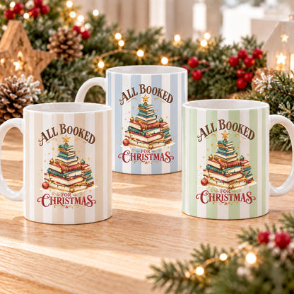 Diese Kaffeetasse Weihnachten zeigt einen Weihnachtsbaum aus gestapelten Büchern im Streifen-Design, erhältlich in Beige, Blau und Grün. Als Weihnachtsbecher aus Keramik mit 330 ml Fassungsvermögen ist diese Weihnachtstasse eine tolle Geschenkidee für Bücherfans, ob als Wichtelgeschenk, Nikolaus Tasse oder Weihnachtsgeschenk. Diese Tasse mit Weihnachtsmotiv eignet sich als Winter Tasse für Kaffee, Tee, Kakao und Glühwein und für gemütliche Lesestunden in der Adventszeit.