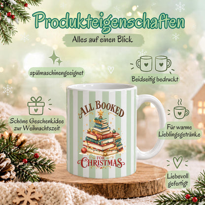 Diese Kaffeetasse Weihnachten zeigt einen Weihnachtsbaum aus gestapelten Büchern im Streifen-Design, erhältlich in Beige, Blau und Grün. Als Weihnachtsbecher aus Keramik mit 330 ml Fassungsvermögen ist diese Weihnachtstasse eine tolle Geschenkidee für Bücherfans, ob als Wichtelgeschenk, Nikolaus Tasse oder Weihnachtsgeschenk. Diese Tasse mit Weihnachtsmotiv eignet sich als Winter Tasse für Kaffee, Tee, Kakao und Glühwein und für gemütliche Lesestunden in der Adventszeit.