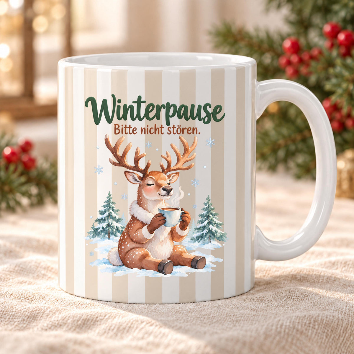 Weihnachtstasse mit dem Spruch „Winterpause, Bitte nicht stören" zeigt drei Varianten dieser Keramiktasse Weihnachten in Beige, Grün und Blau mit zartem Streifendesign. Auf jeder Kaffeetasse Weihnachten liegt ein schläfriges Rentier im Schnee zwischen kleinen Tannen und hält eine dampfende Tasse in den Pfoten. Diese Winter Tasse Geschenk eignet sich als Wichtelgeschenk Tasse, Weihnachtsgeschenk Tasse oder Weihnachtsbecher Geschenk und ist rundherum mit dem winterlichen Motiv bedruckt.
