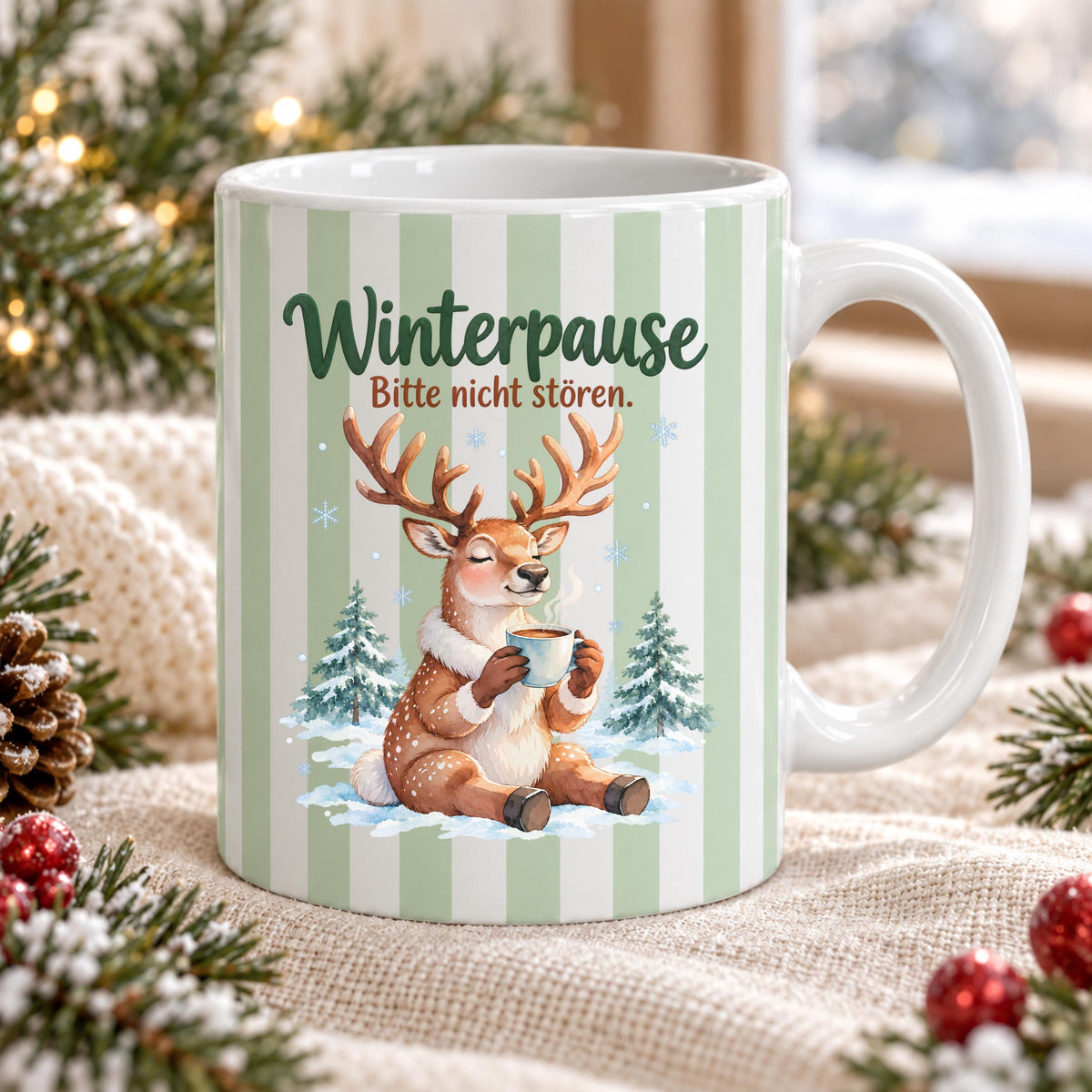 Weihnachtstasse mit dem Spruch „Winterpause, Bitte nicht stören" zeigt drei Varianten dieser Keramiktasse Weihnachten in Beige, Grün und Blau mit zartem Streifendesign. Auf jeder Kaffeetasse Weihnachten liegt ein schläfriges Rentier im Schnee zwischen kleinen Tannen und hält eine dampfende Tasse in den Pfoten. Diese Winter Tasse Geschenk eignet sich als Wichtelgeschenk Tasse, Weihnachtsgeschenk Tasse oder Weihnachtsbecher Geschenk und ist rundherum mit dem winterlichen Motiv bedruckt.