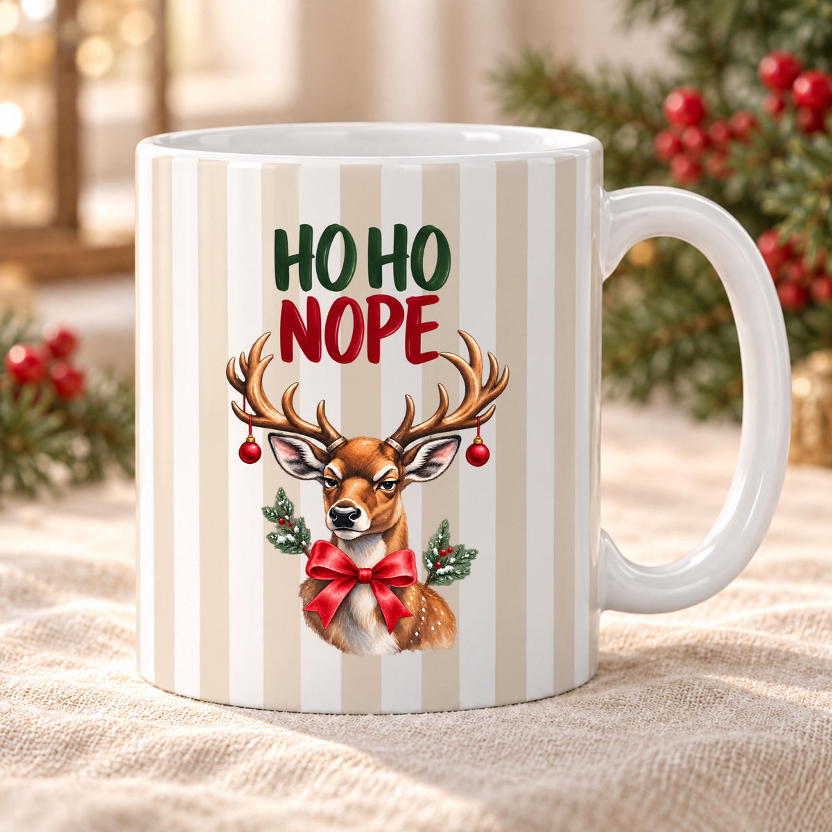 Lustige Weihnachtstasse mit Anti Weihnachten Spruch „Ho Ho Nope" zeigt diese Keramiktasse Weihnachten in drei Farben, jeweils mit feinem Streifendesign. Auf jeder Kaffeetasse Weihnachten blickt ein skeptisches Rentier mit rotem Schleifchen und Christbaumkugeln im Geweih. Diese lustige Weihnachtstasse mit Anti Weihnachten Sprüche eignet sich als Wichtelgeschenk Tasse, Weihnachtsgeschenk Tasse oder Weihnachtsbecher Geschenk für alle mit Humor zur Adventszeit. Anti Weihnachten Sprüche