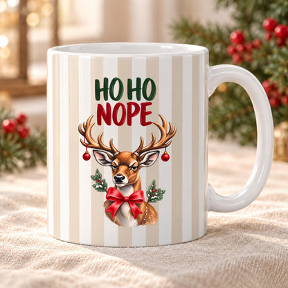 Lustige Weihnachtstasse mit Anti Weihnachten Spruch „Ho Ho Nope" zeigt diese Keramiktasse Weihnachten in drei Farben, jeweils mit feinem Streifendesign. Auf jeder Kaffeetasse Weihnachten blickt ein skeptisches Rentier mit rotem Schleifchen und Christbaumkugeln im Geweih. Diese lustige Weihnachtstasse mit Anti Weihnachten Sprüche eignet sich als Wichtelgeschenk Tasse, Weihnachtsgeschenk Tasse oder Weihnachtsbecher Geschenk für alle mit Humor zur Adventszeit. Anti Weihnachten Sprüche