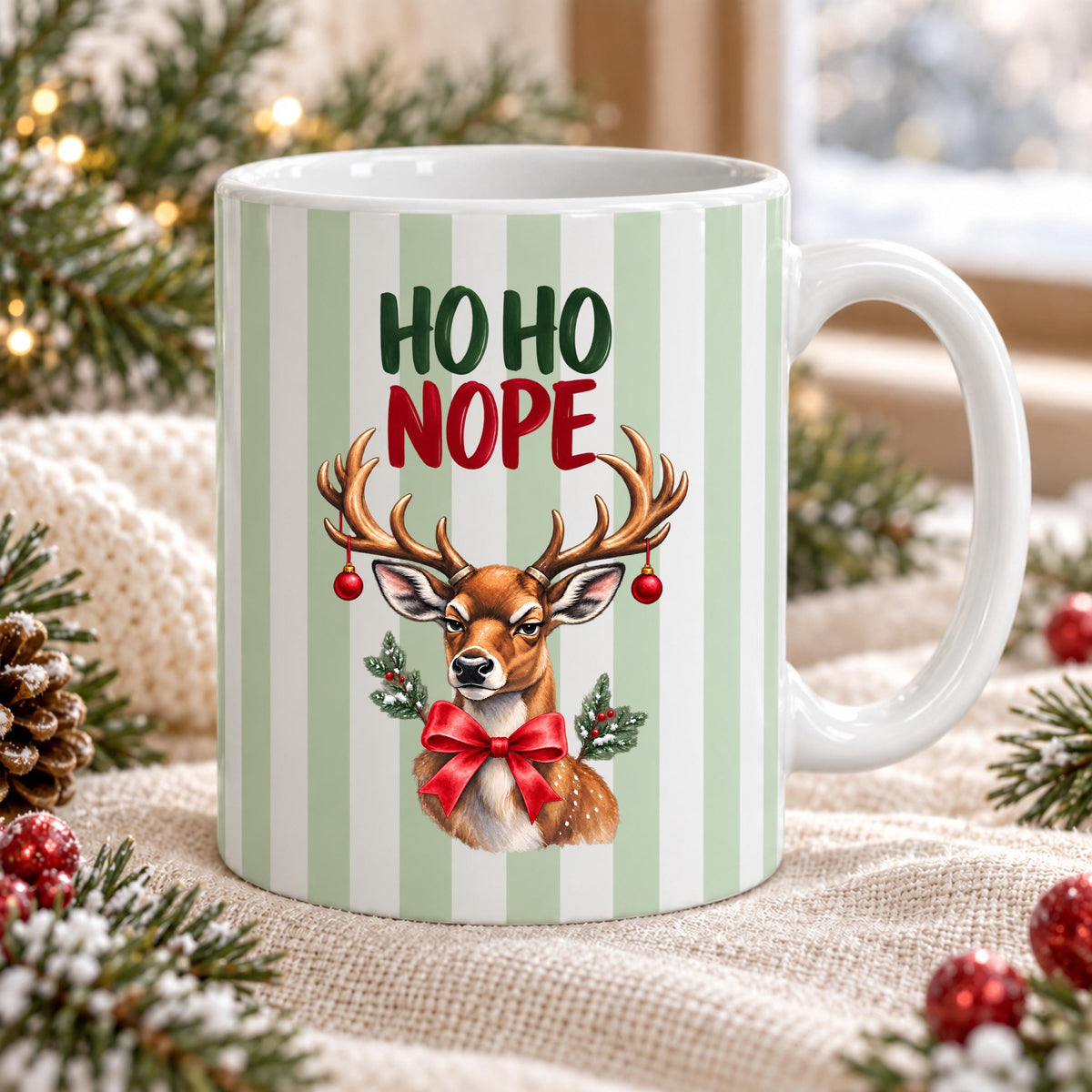 Lustige Weihnachtstasse mit Anti Weihnachten Spruch „Ho Ho Nope" zeigt diese Keramiktasse Weihnachten in drei Farben: Beige, Grün und Blau, jeweils mit feinem Streifendesign. Auf jeder Kaffeetasse Weihnachten blickt ein skeptisches Rentier mit rotem Schleifchen und Christbaumkugeln im Geweih. Diese lustige Weihnachtstasse mit Anti Weihnachten Sprüche eignet sich als Wichtelgeschenk Tasse, Weihnachtsgeschenk Tasse oder Weihnachtsbecher Geschenk für alle mit Humor zur Adventszeit.
