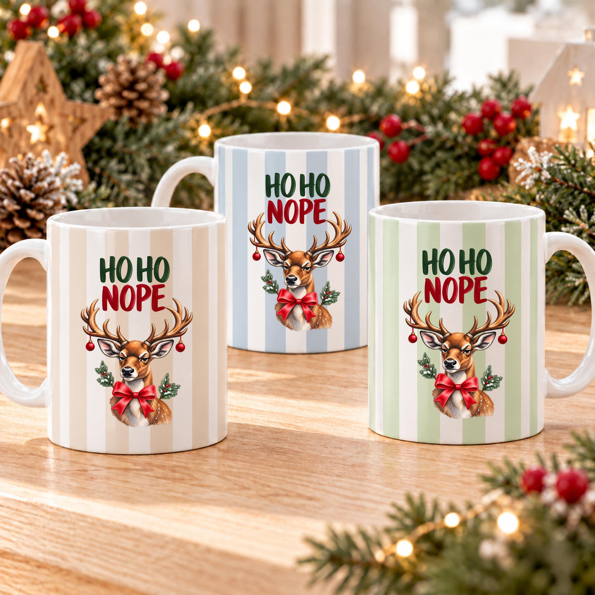 Lustige Weihnachtstasse mit Anti Weihnachten Spruch „Ho Ho Nope" zeigt diese Keramiktasse Weihnachten in drei Farben, jeweils mit feinem Streifendesign. Auf jeder Kaffeetasse Weihnachten blickt ein skeptisches Rentier mit rotem Schleifchen und Christbaumkugeln im Geweih. Diese lustige Weihnachtstasse mit Anti Weihnachten Sprüche eignet sich als Wichtelgeschenk Tasse, Weihnachtsgeschenk Tasse oder Weihnachtsbecher Geschenk für alle mit Humor zur Adventszeit. Anti Weihnachten Sprüche