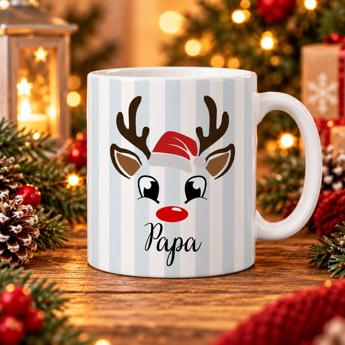 Personalisierte Weihnachtstasse mit Namen zeigt die Keramiktasse in fünf Farben: Pastellgelb, Mintgrün, Rosa, Beige und Hellblau, jeweils mit einem niedlichen Rentier-Gesicht. Diese Tasse personalisiert ist in drei Motiv-Varianten erhältlich: Rentier schlicht, Rentier mit Mütze oder Rentier mit Schleife, und wird mit dem Wunschnamen bedruckt. Diese Tassen mit Namen eignen sich als Weihnachtsgeschenk-Tasse für Mama, Papa oder die ganze Familie und machen aus jeder Kaffeetasse ein Unikat