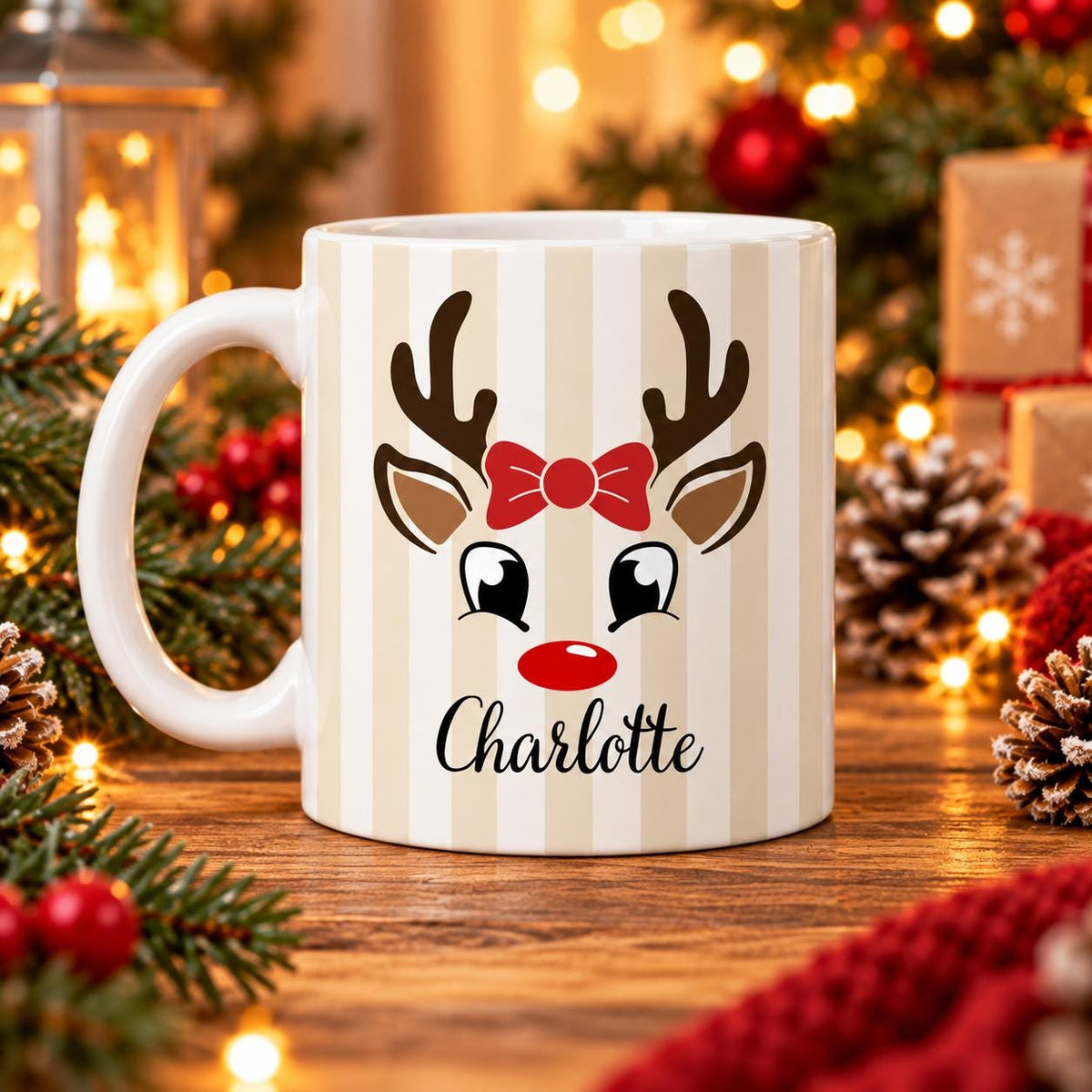 Personalisierte Weihnachtstasse mit Namen zeigt die Keramiktasse in fünf Farben: Pastellgelb, Mintgrün, Rosa, Beige und Hellblau, jeweils mit einem niedlichen Rentier-Gesicht. Diese Tasse personalisiert ist in drei Motiv-Varianten erhältlich: Rentier schlicht, Rentier mit Mütze oder Rentier mit Schleife, und wird mit dem Wunschnamen bedruckt. Diese Tassen mit Namen eignen sich als Weihnachtsgeschenk-Tasse für Mama, Papa oder die ganze Familie und machen aus jeder Kaffeetasse ein Unikat