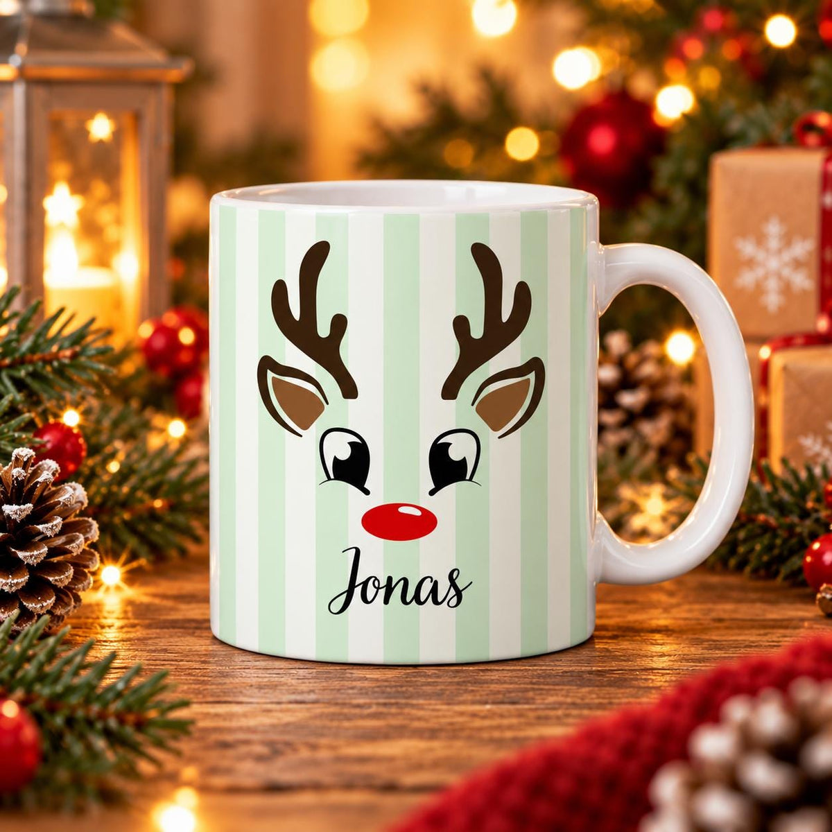Personalisierte Weihnachtstasse mit Namen zeigt die Keramiktasse in fünf Farben: Pastellgelb, Mintgrün, Rosa, Beige und Hellblau, jeweils mit einem niedlichen Rentier-Gesicht. Diese Tasse personalisiert ist in drei Motiv-Varianten erhältlich: Rentier schlicht, Rentier mit Mütze oder Rentier mit Schleife, und wird mit dem Wunschnamen bedruckt. Diese Tassen mit Namen eignen sich als Weihnachtsgeschenk-Tasse für Mama, Papa oder die ganze Familie und machen aus jeder Kaffeetasse ein Unikat